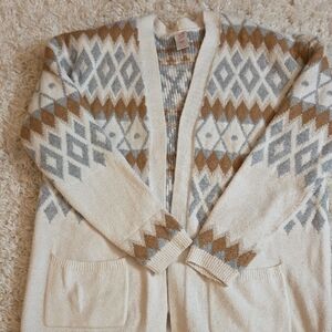 Elegant Cream and Tan Diamond Pattern Cardigan